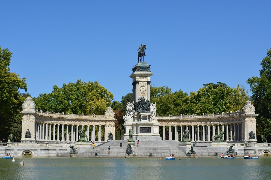 Monument surrounded by trees in a Madrid park