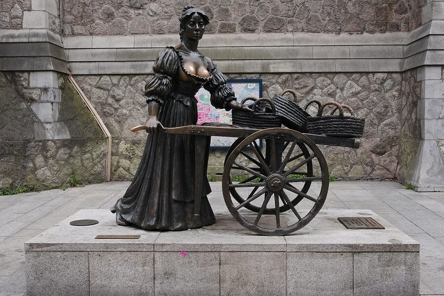 Molly Malone statue Dublin Suffolk Street