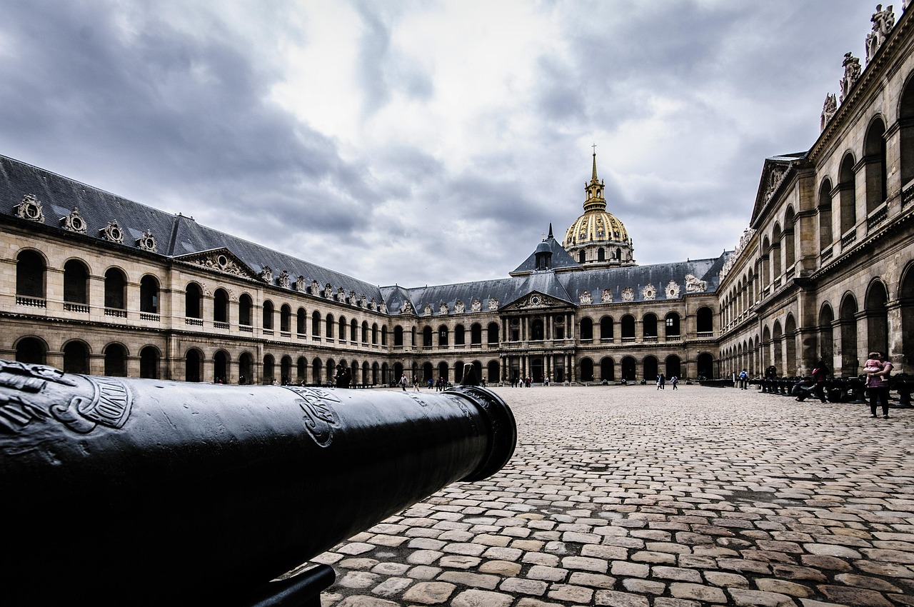The honorary courtyard of Les Invalides showing historic cannons and classical architecture