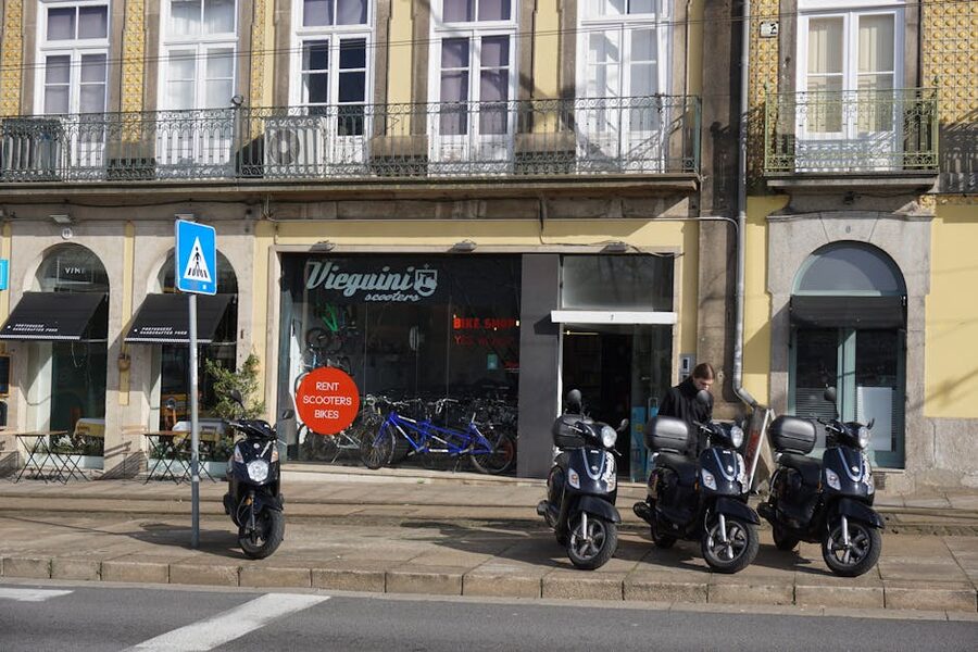 Bike rental shop Porto with parked bikes