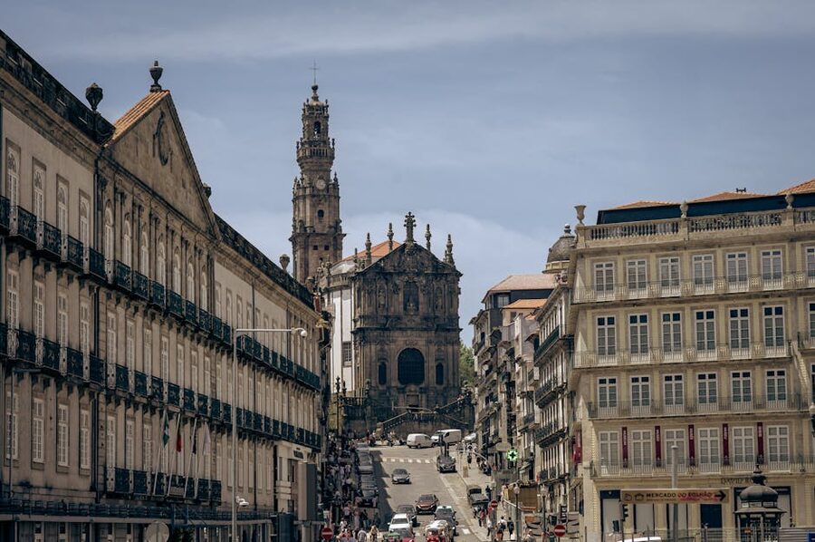 Clérigos Church facade above the main square