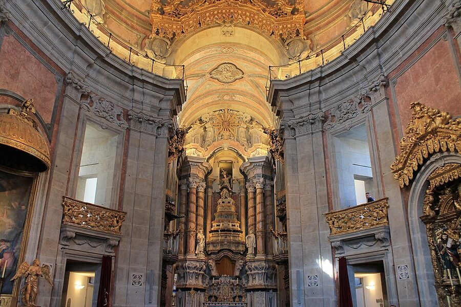 Interior nave of Clérigos Church where Spiritus is projected