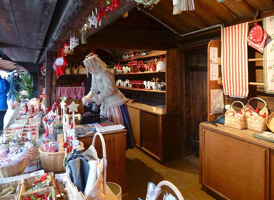 Skansen julmarknad Christmas market with stalls and lights