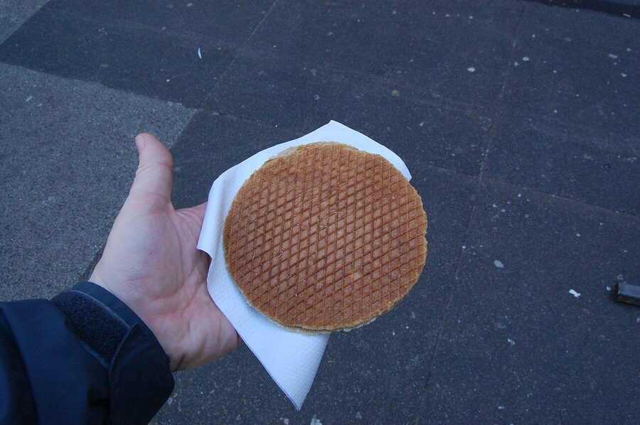 Pressing stroopwafel iron