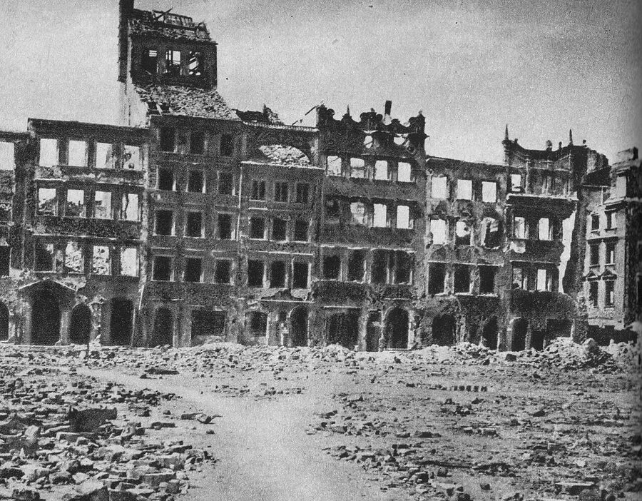 Dekert side of Warsaw Market Square in 1945 ruins