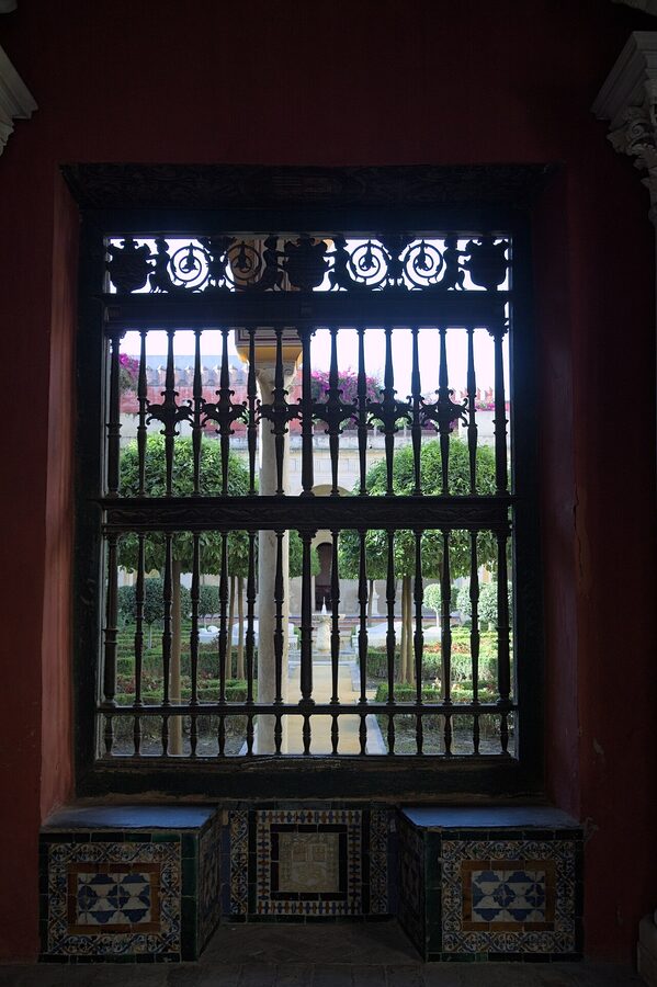 Casa de Pilatos arched window with tile detail and stucco frame