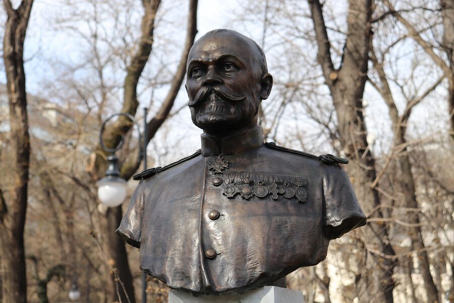 Cismigiu park statue Bucharest
