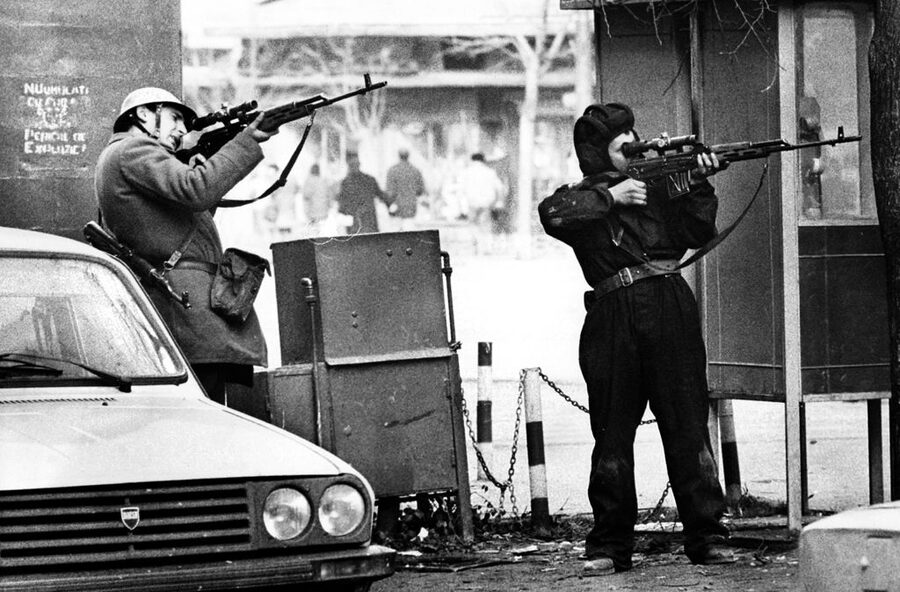 Romanian Revolution 1989 armed civilians on the streets