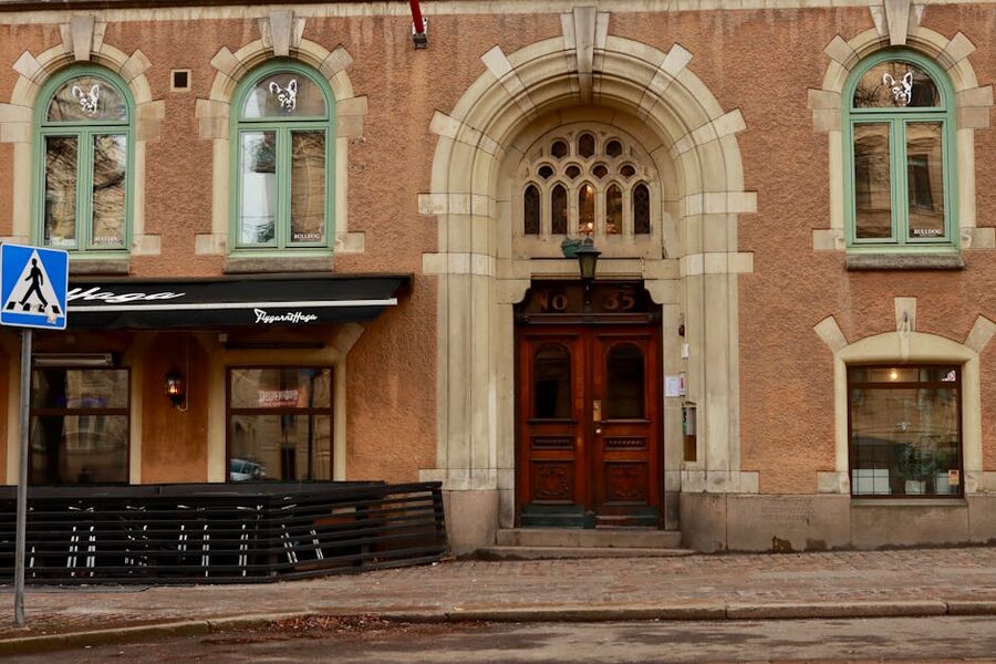 Arched entrance of a Flygarns Haga building in Gothenburg