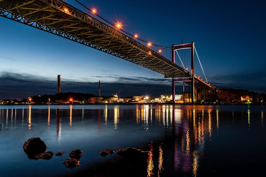 Alvsborgsbron bridge over Gota river at sunset