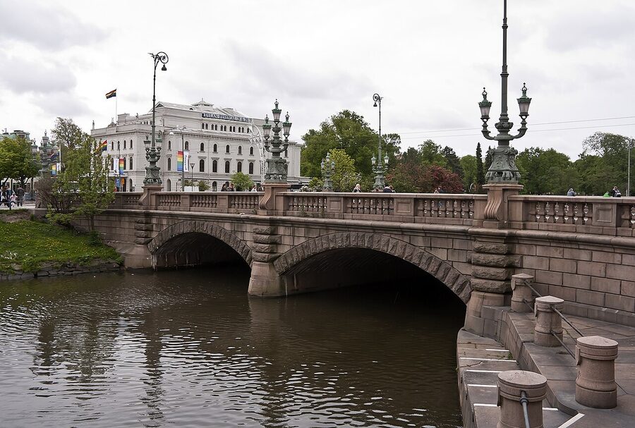 Kungsportsbron bridge over the canal at the Paddan boarding point