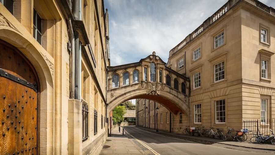 Bridge of Sighs at Hertford College in Oxford from below