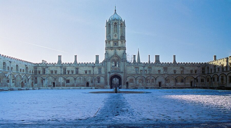 Tom Quad at Christ Church Oxford in winter snow