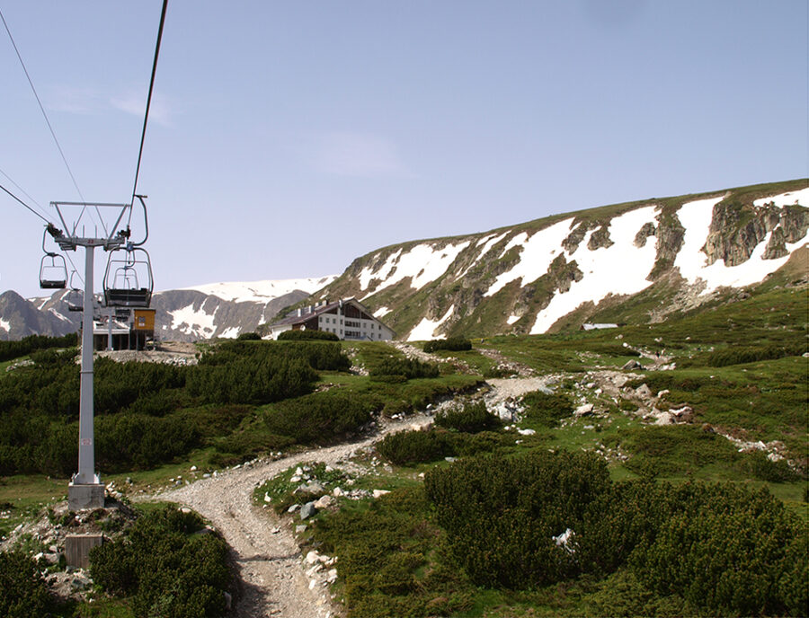 Panichishte chairlift with the Rila Lakes hut and hotel above