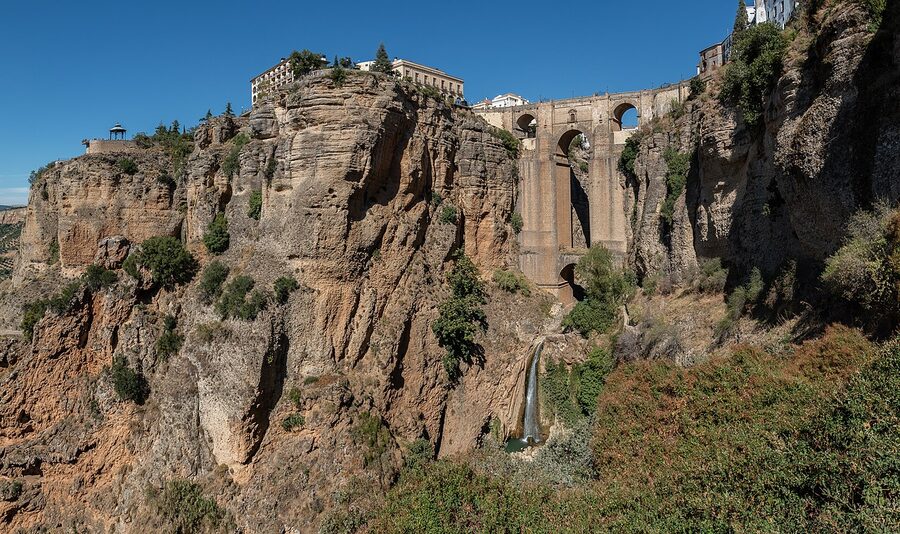 Panoramic view of Ronda on the cliff edge