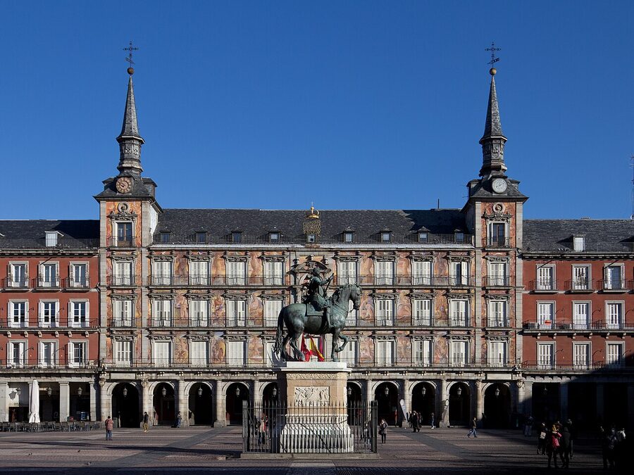 Plaza Mayor de Madrid in morning light, near a typical day-tour pickup area