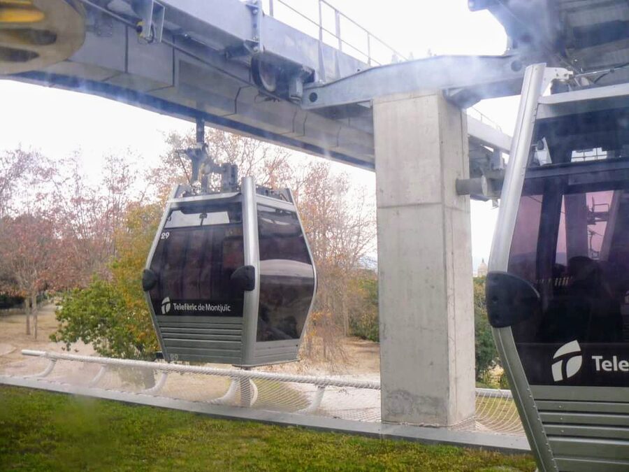 Teleferic de Montjuic cabin entering the station