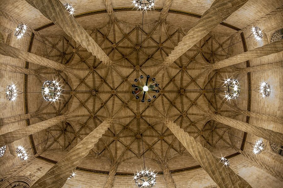 Lonja de la Seda interior twisted columns and ribbed vault
