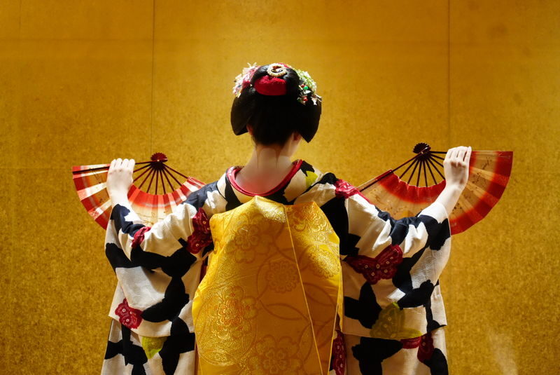 1-Hour Geisha/Maiko Show in Kyoto - Arriving at MUTEKI Theater in Gion