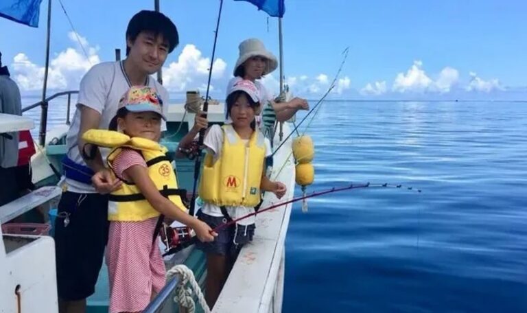 (8-14 people) Okinawa Sea Fishing Shared/Charter Boat Half-Day/Full-Day Tour Naha City Free Pick-up and Drop-off, Fishing Gear Included, Beginner-Friendly - A Helpful Crew Makes Fishing Less Intimidating