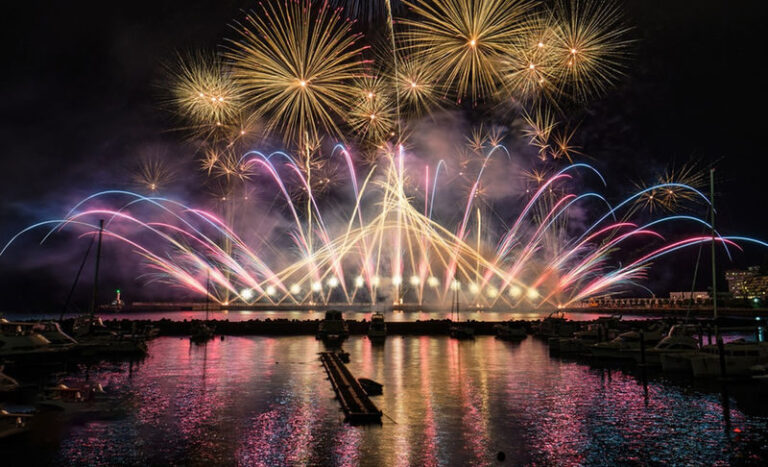 Atami Fireworks Festival Day Trip: Hakone Cruise/ Mt. Omuro Ropeway/ Kamakura Enoden (Multiple Routes Available, Departure from Tokyo) - Kamakura: Enoden tracks and the Shonan coast