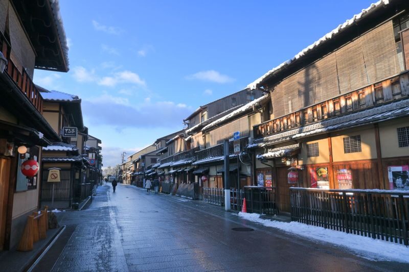 Authentic Kyoto Gion Tour with Traditional Cuisine and Maiko Show - A seasonal kaiseki dinner and maiko performance