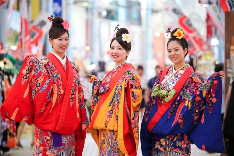 Casual Ryuso Costume Experience & Photo Shoot (Naha) - Choosing an outfit and getting ready