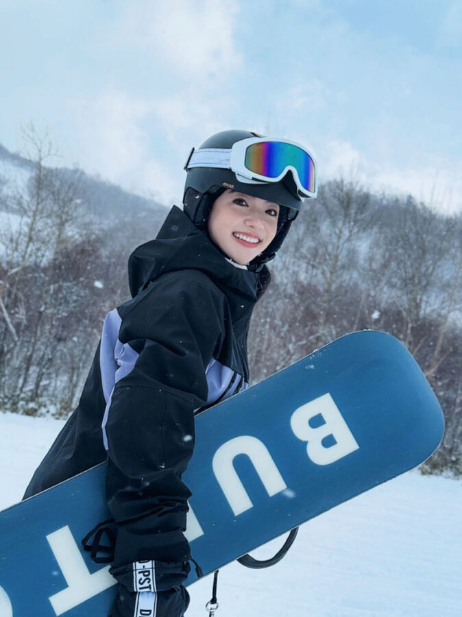 Departing from Sapporo | International Ski Resort All-Inclusive Day Tour | Hokkaido Tourism Organization (HTO) Official Member Certification - Getting fitted at LOUNGE THE 6