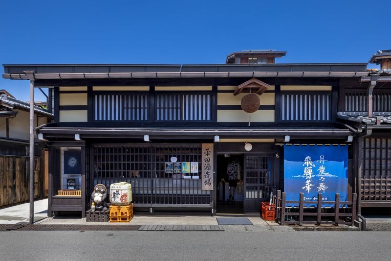 Hirata Sake Brewery Tour in Hida Takayama - What happens during the 15-minute visit