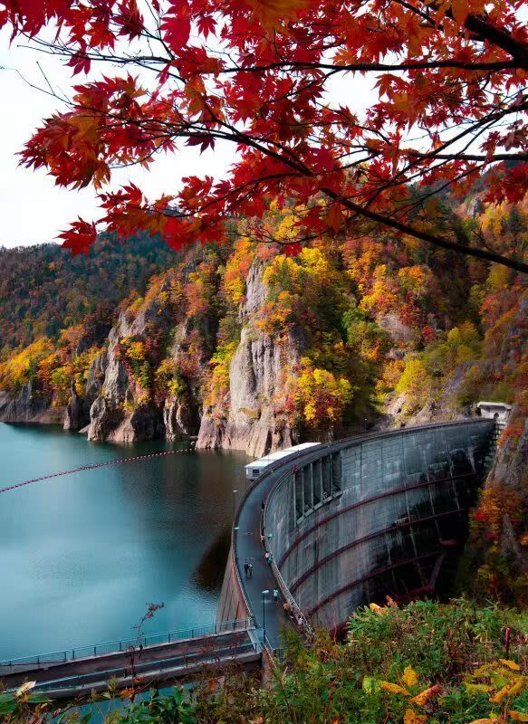 Hokkaido Autumn Foliage Day Trip: Jozankei & Hoheikyo Dam & Showa-shinzan Bear Ranch & Mount Yotei Spring Water Park (Departing from Sapporo) - Collecting spring water at Mount Yotei