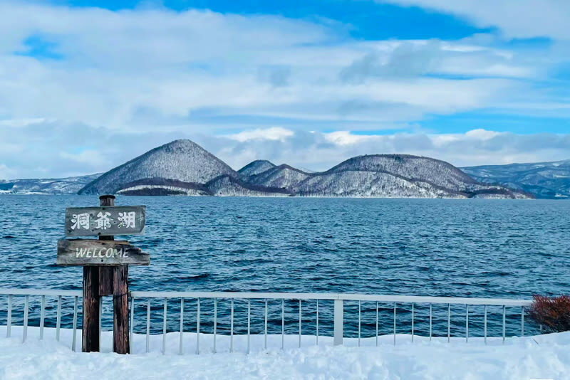 Hokkaido Lake Toya Observation Deck & Noboribetsu Hell Valley & Showa-shinzan Bear Ranch & Mount Usu & Lake Hill Farm Day Trip (Departing from Sapporo) - Showa-shinzan: decide between the ropeway and bears