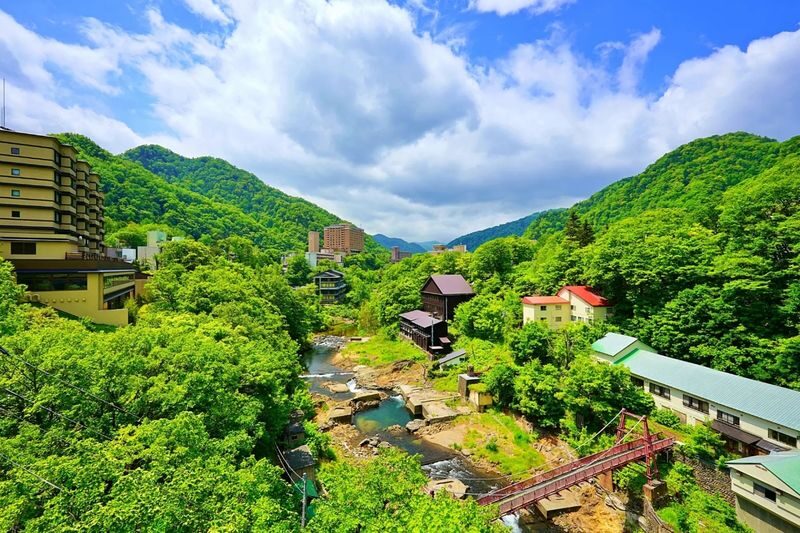 Hokkaido One-Day Tour: Hoheikyo Gorge, Jozankei, Lake Toya, Showa Shinzan, and Mount Yotei Spring Water Park (Departing from Sapporo) - Hoheikyo Gorge: a seasonal first stop