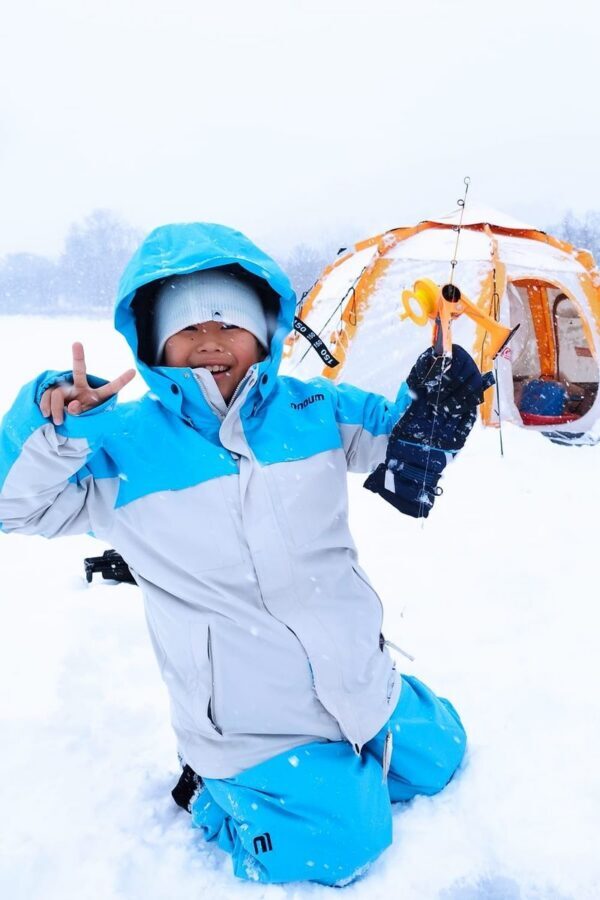 Hokkaido, Sapporo Ice Fishing: Sapporo Smelt Fishing Experience - Fishing, Waiting, and Watching the Weather