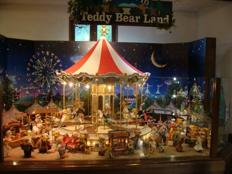 Izu Teddy Bear Museum Admission Ticket - Moving through the exhibits