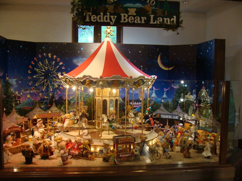 Izu Teddy Bear Museum Admission Ticket - Moving through the exhibits