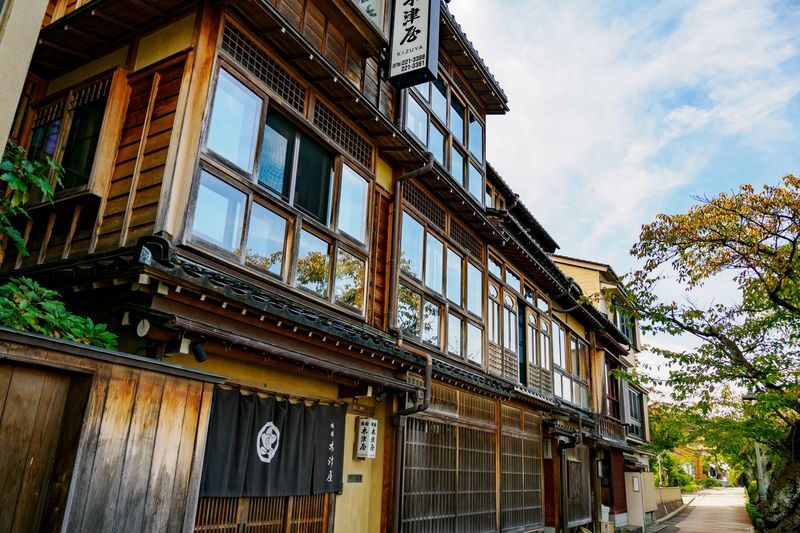Kanazawa Day Tour: Geisha District, Kenrokuen Garden and the Castle - Kazuemachi: a quiet first look at teahouse streets