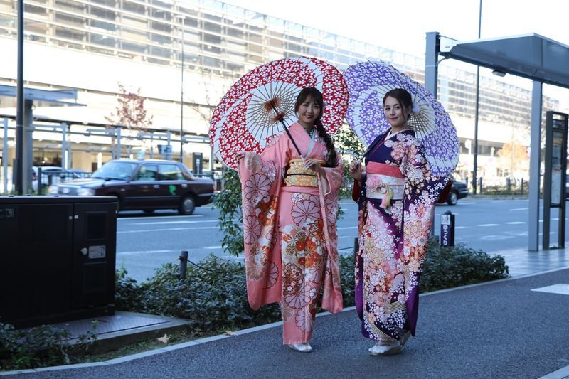 Kimono Rental (Kyoto/Provided by mimosa MK Taxi) - Getting dressed, and deciding about hair styling