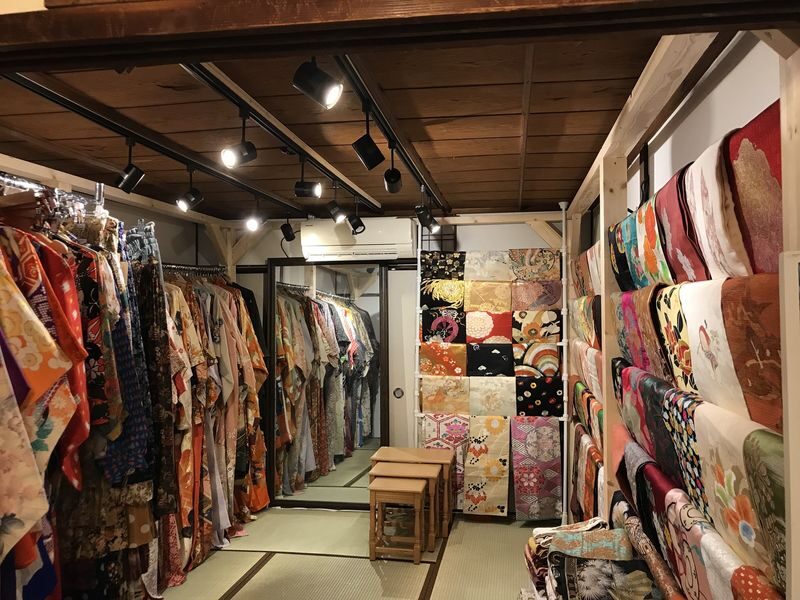 Kyoto 100% Pure Silk Kimono Experience - Choosing a style without rushing