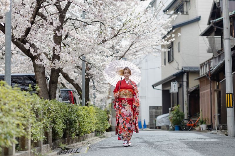 Kyoto Higashiyama Gion Kimono & Photography Tour (Okimono-ya) - Choosing your kimono and getting dressed