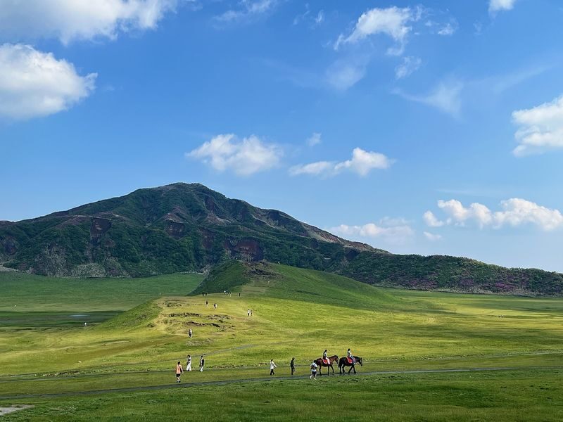 Kyushu Kumamoto Mount Aso Day Trip: Mount Aso Volcano & Kusasenri & Aso Shrine & Mizuki Pilgrimage & All-You-Can-Eat Seasonal Fruits (Departure from Fukuoka) - Daikanbo: the big-picture view