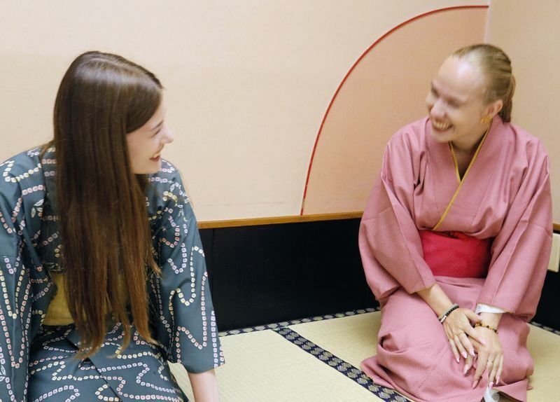Learn Zen of Making tea Matcha,enjyoing Wagashi in kimono set - Passing through the nijiriguchi