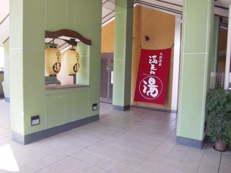 Manten no Yu Japanese Style Hot Spring Experience in Yokohama - Getting from the station to the changing room