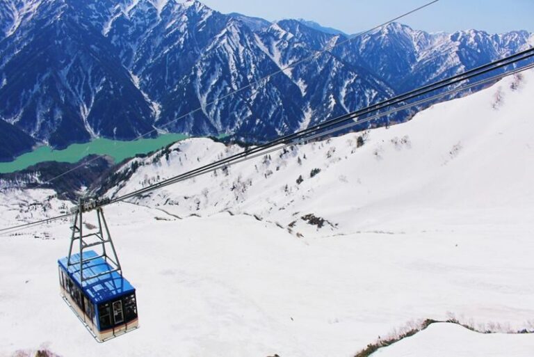 Nagano Snow Wall Alpine Route Guided Tour - Ogizawa begins the ascent