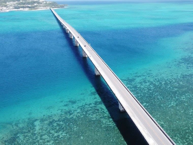 Okinawa North Tour: Okinawa Churaumi Aquarium, Kouri Island, Cape Manza, American Village Day Trip from Naha | Popular Spots in One Trip - Kouri Island: bridge views and a brisk island stop