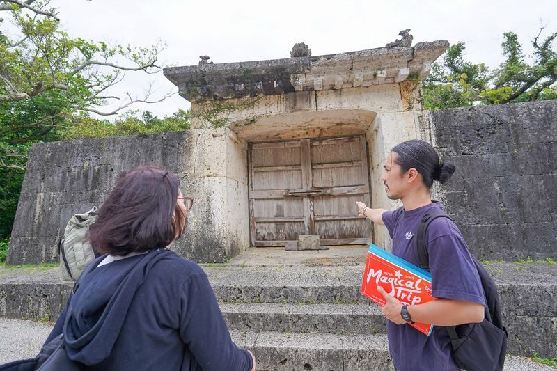 Okinawa Shuri Castle Peace Walking Tour - Shureimon Gate sets the scene