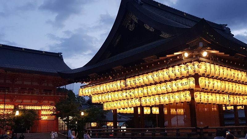 Old Kyoto Nighttime All-Inclusive Local Food Tour - Yasaka Shrine after sunset