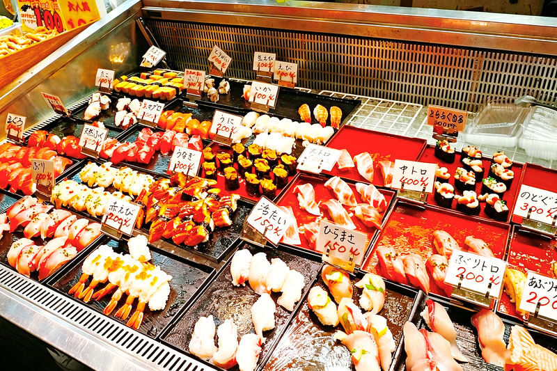One-day tour experience of Motonosumi Shrine and Mount Sarakura - Karato Market: seafood with a ticking clock