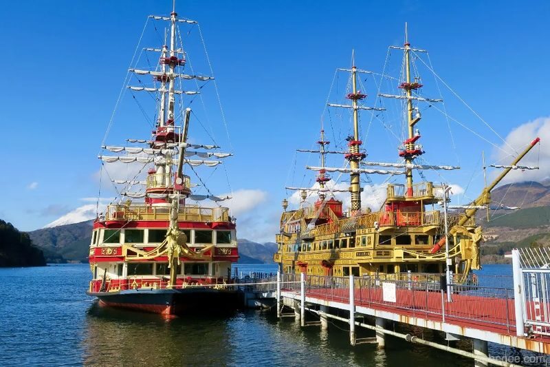 One-day tour of 6 attractions in Tokyo, Hakone, and Mount Fuji - Heiwa no Torii and the value of a guided route