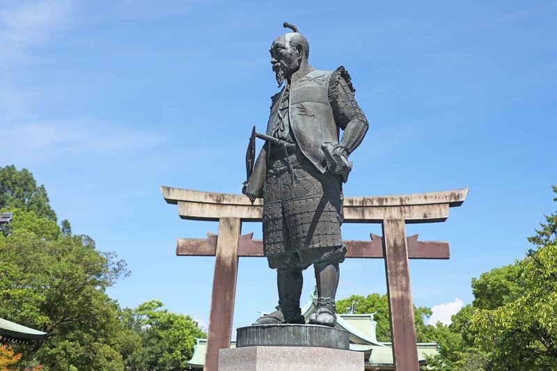 Osaka Castle Historical Private Tour: Stories of Samurai and Shoguns - Miraiza Osaka-Jo offers a practical pause