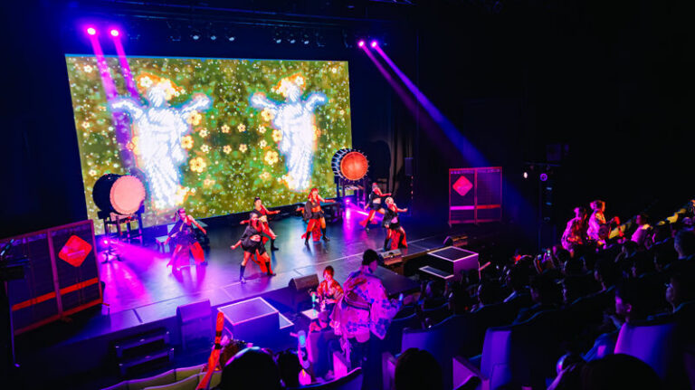 OSAKA NIGHT FUSION Japanese taiko kabuki samurai dance show - Taiko and traditional instruments bring the force